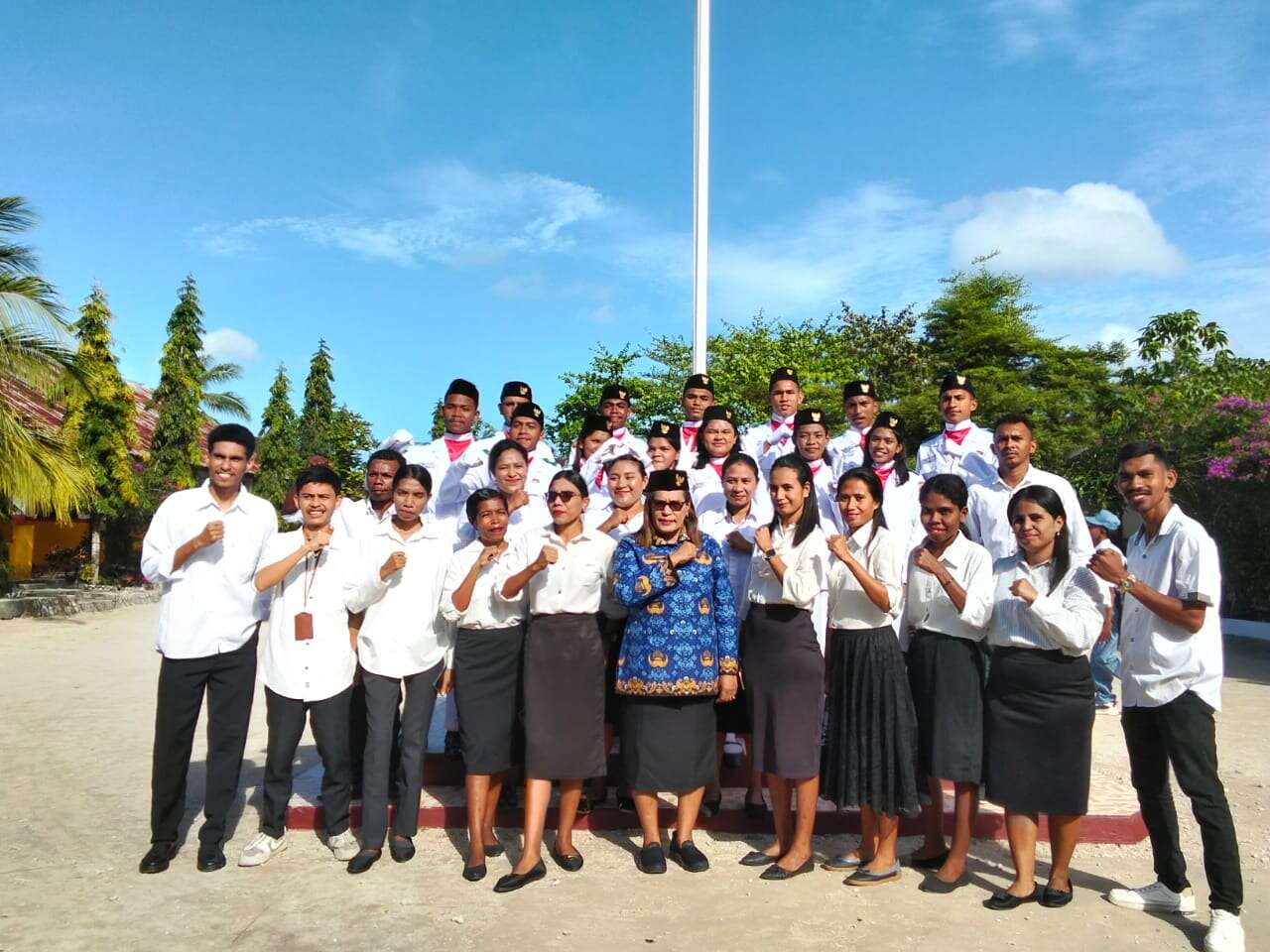 Foto Bersama Kepala Sekolah, Dewan Guru dan Paskibraka SMA PGRI DOBO 2025